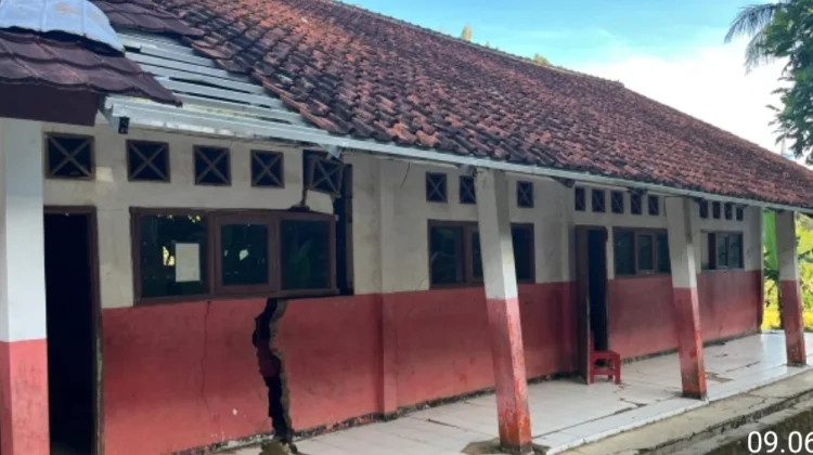 Ambruknya Bangunan SDN Karyamukti Belum Diperbaiki