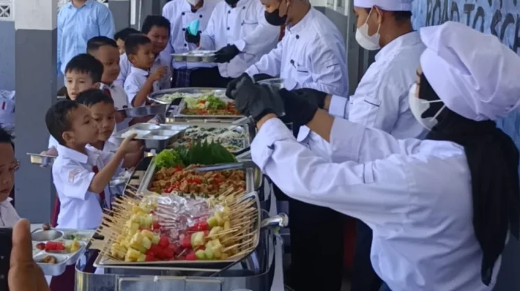 Penyajian Secara Prasmanan, MBG di SMP Kabar Baik Cianjur dapat Apresiasi