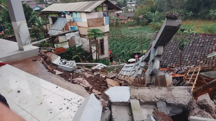Hujan Deras, Tembok Penahan dan Pagar Beton Rumah Warga di Leles Garut Ambrol