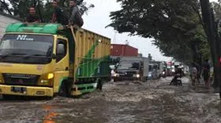 Bupati Pantau Banjir Rancaekek, Pastikan Warga Terdampak Terlayani