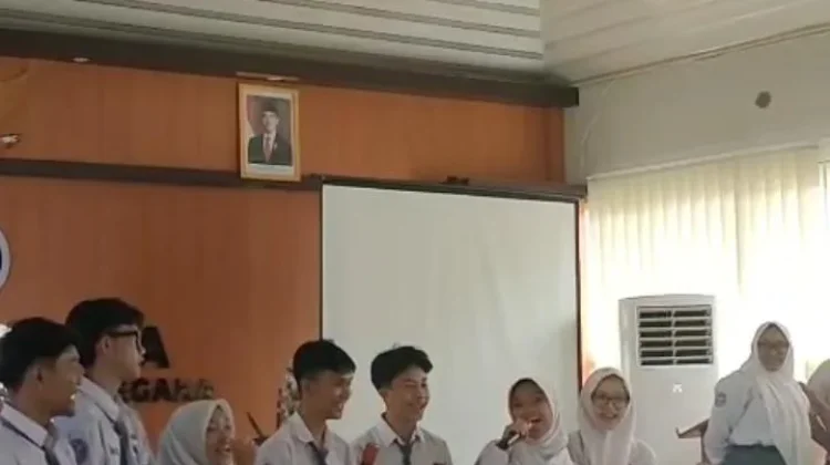 Siswa SMA Angkasa Bandung Belajar Menaklukkan Panggung dalam Pelatihan