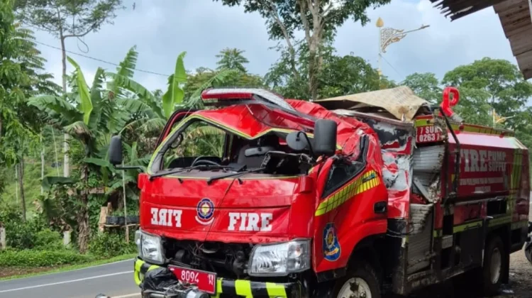 Mobil Pemadam Kebakaran Cianjur Terguling saat menuju TKP