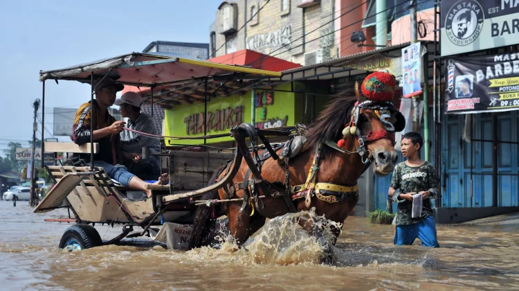 Banjir Bandung Selatan, Kapasitas Sungai dan Infrastruktur Air Tertekan
