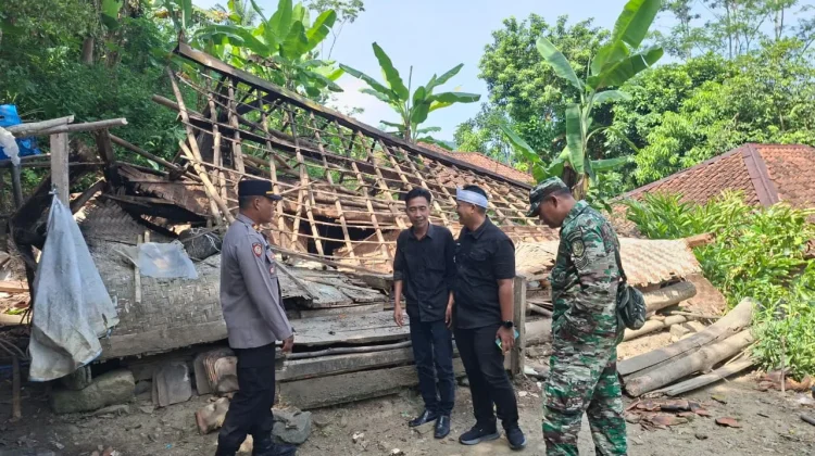 Rumah Warga Roboh Polisi Bantu Evakuasi