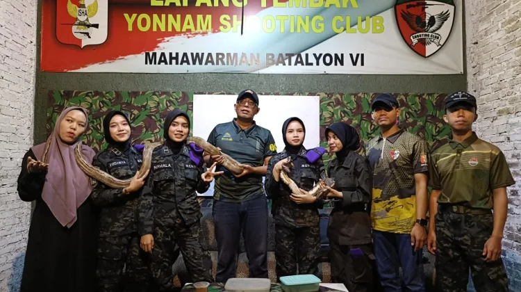 Yan Gab Menwa Diberi Pelatihan Berinteraksi Dengan Ular