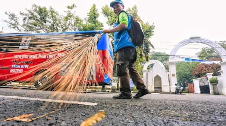 Pemkot Bandung Tingkatkan Disiplin Petugas Kebersihan "Sesapu Bandung"