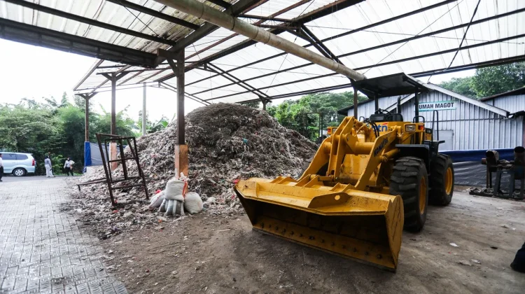 Sampah Sungai Melonjak hingga 300 Ton Per Hari saat Musim Hujan