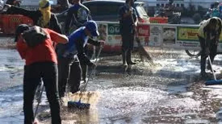 Dishub Bandung Gelar Korve Bersih Sampah di Pameungpeuk