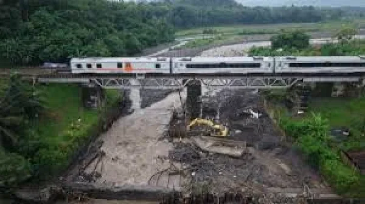Satu Kereta Api Lalui Pemandangan Kota/Kabupaten Sekali Perjalanan