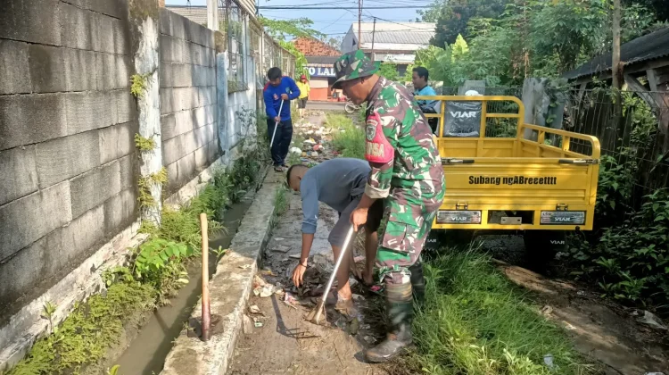 Mitigasi Bencana Banjir Babinsa Koramil Binong Bersihkan Sungai