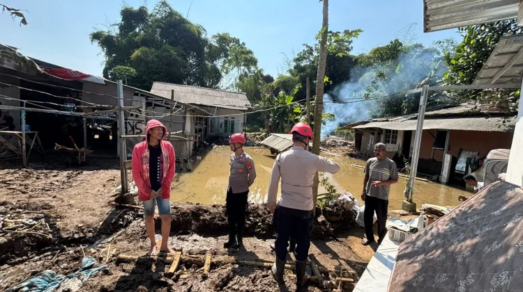 Pasca Banjir Polisi Evakuasi Material Lumpur di Pemukiman Warga