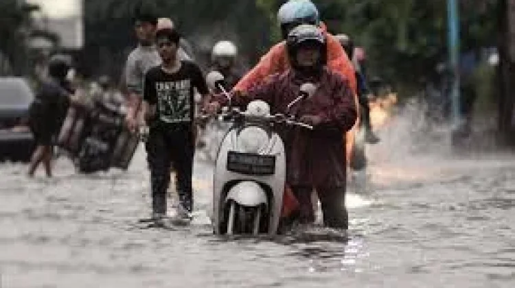 Pengendara Menerjang Banjir, Bersiaplah Perbaikan Besar Kendaraan Mogok