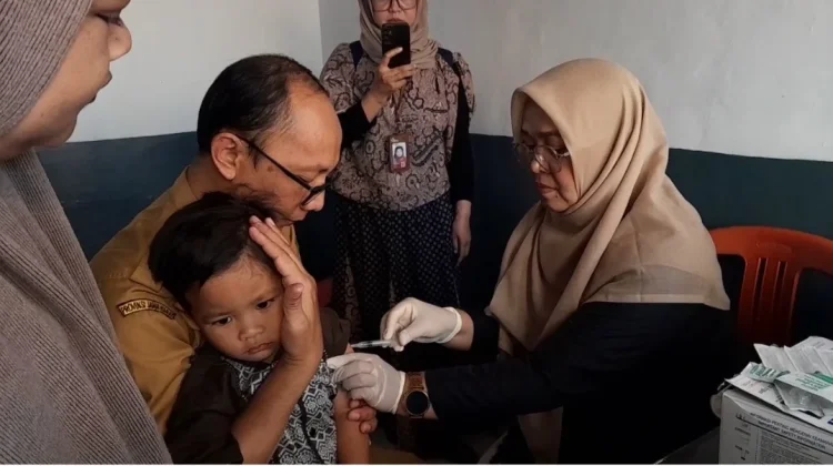 Imunisasi Campak,  Camat Garkot Targetkan 94 Persen Tuntas