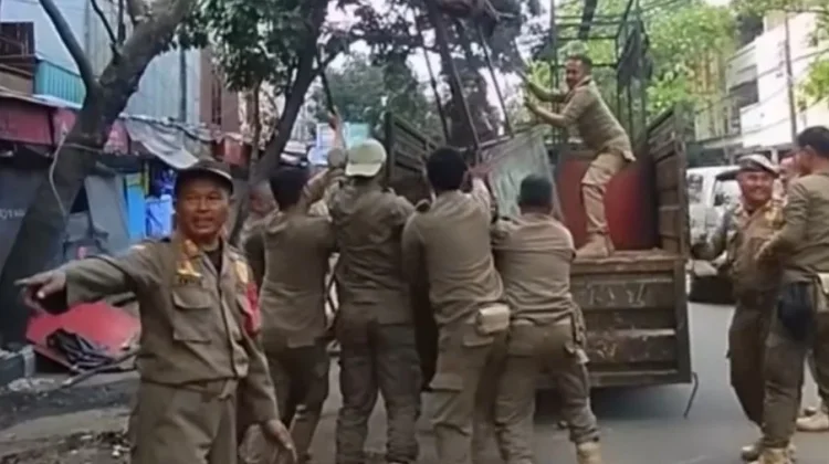 Penataan Kawasan Cicadas, Satpol PP Kota Bandung Bongkar Lapak Tak Aktif