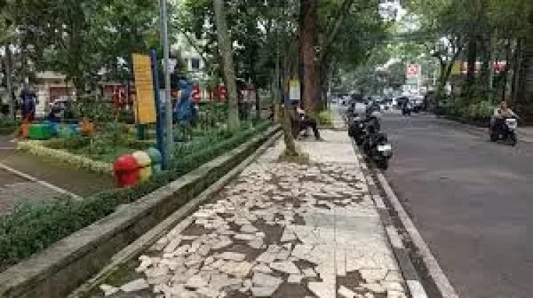 Trotoar di Taman Superhero Kota Bandung Rusak Parah