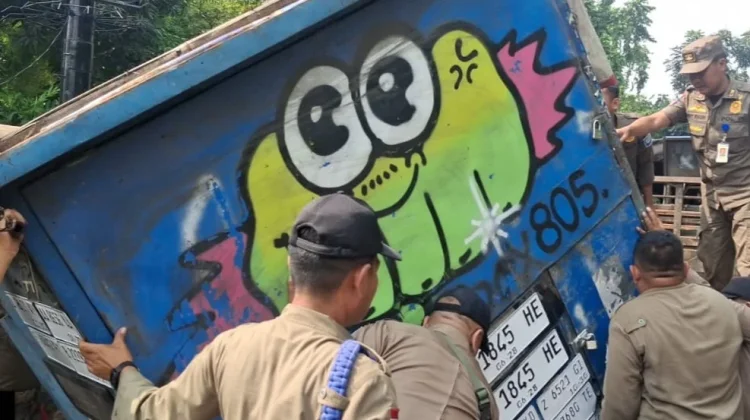 Satpol PP Bandung Tertibkan Puluhan PKL di Kawasan Monju