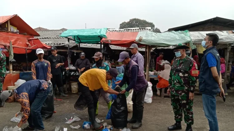 Program Kekasih: Koramil 1811/UBR  Bersihkan Kawasan Ujung Berung