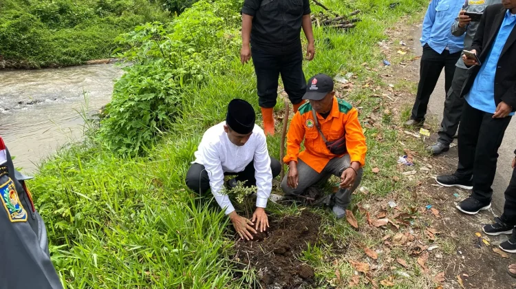 Hari Bumi Sedunia 2026, Pemkab Tanam Ribuan Pohon  di Bantaran Sungai