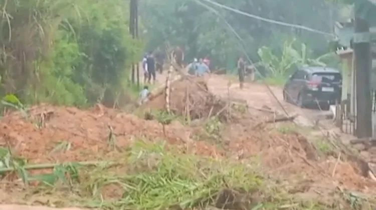 Sepanjang 50 Meter Jalan Tertutup Longsor hingga terjunkan alat berat