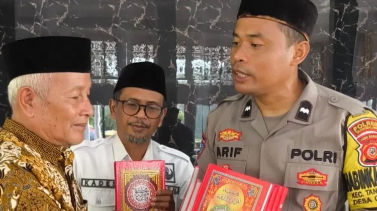 Sisihkan Gaji, Bhabinkamtibmas di Tasikmalaya Bagikan Al-Qur’an Kepada Warga