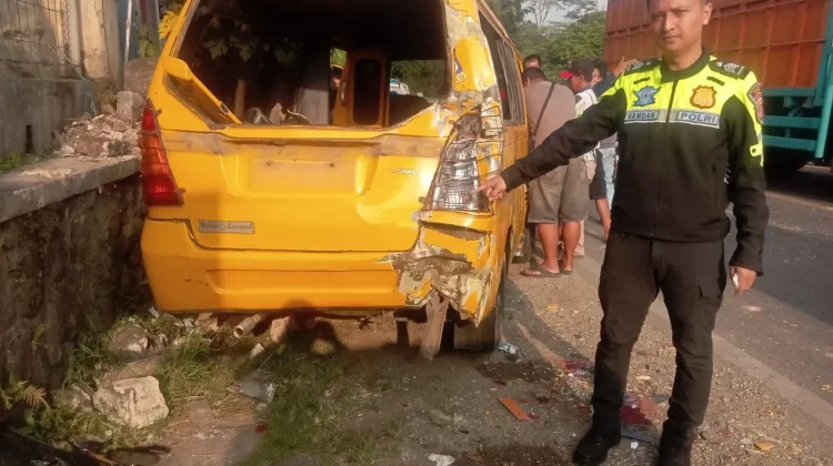 Kecelakaan di Cipatat, Angkot Ditabrak Truk Tangki, 11 Orang Terluka