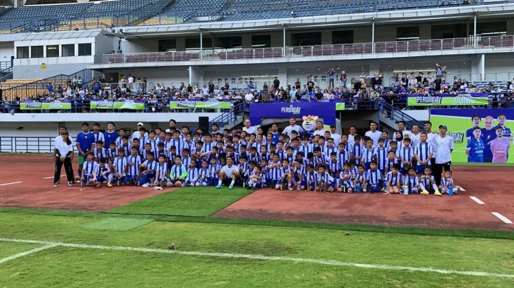 Ratusan Anak Antusias Ikuti Coaching Clinic Bersama Pelatih dan Pemain Persib