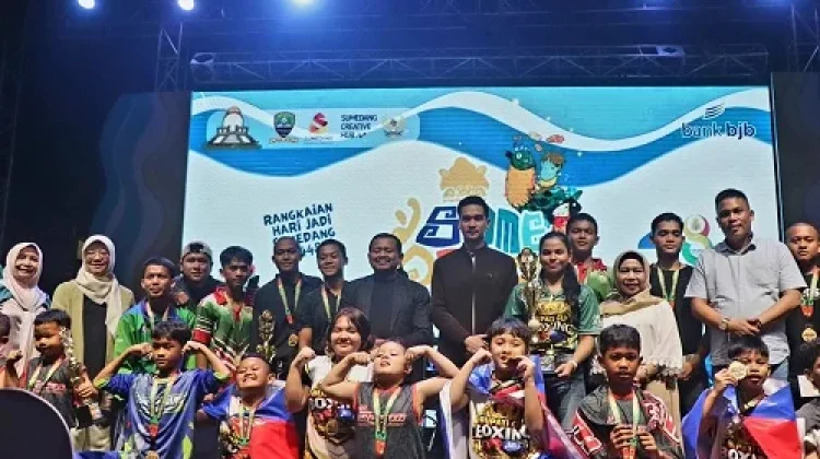 Puncak Hari Jadi ke-448 Sumedang, Bupati Serahkan Hadiah Boxing Cup