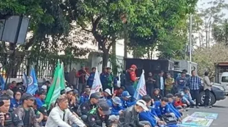 Buruh Bandung Barat Desak Pemerintah Kaji Ulang PP 28/2024 dan Hentikan PHK