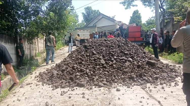 Warga Blokade Jalan Perusahaan Ayam Petelur