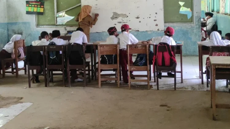 Ruang Kelas SDN Jayamukti Mengkhawatirkan, Tidak Ada Plafon dan Keramik