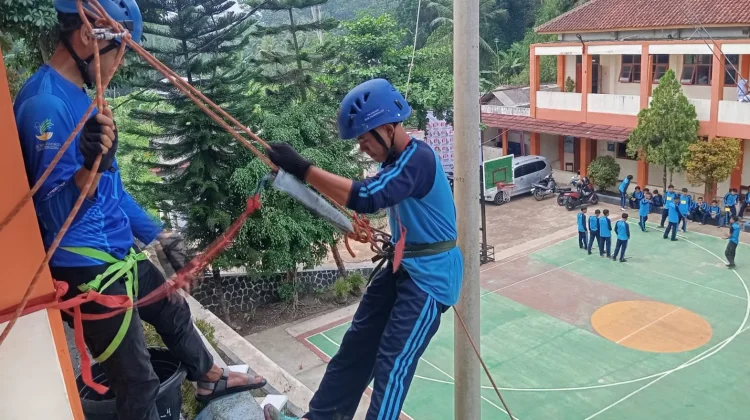 Tagana Kabupaten Tasikmalaya Edukasi Siswa Teknik Menuruni Struktur Vertikal