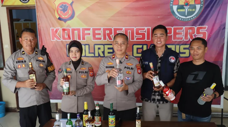 Polisi Amankan Tiga Orang Bersama Ribuan Botol Miras Ilegal di Ciamis