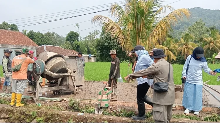 "Gotong Royong Lobaan" Perbaiki Jalan Desa Sukamulya Cianjur