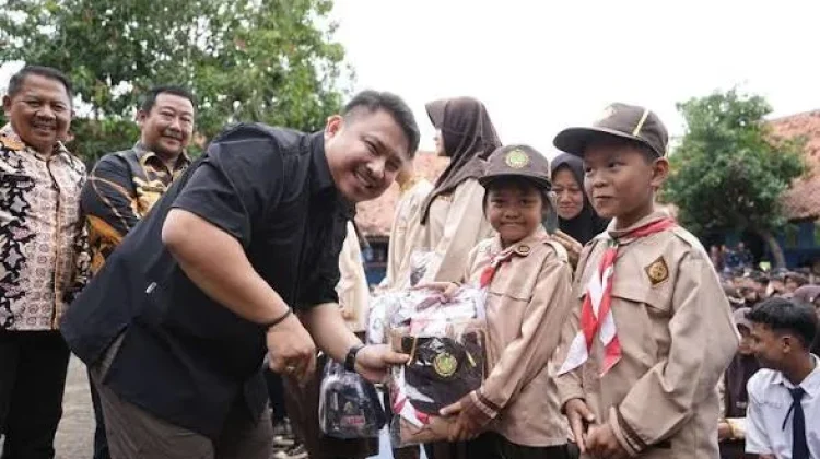 Dewan Pendidikan Subang Apresiasi Program Pembagian Seragam Gratis