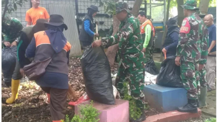 Koramil 1802/Cibeunying Gelar Kerja Bakti “Kamis Bersih” di Taman Lansia Sukaluyu