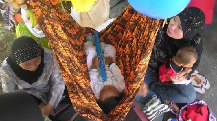 Nenjrag Bumi: Tradisi Sunda Menyambut Bayi dengan Sentuhan Alam