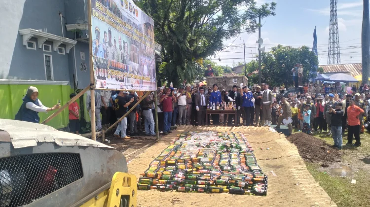 Ribuan Botol Miras di Musnahkan pada HUT Satpol PP dan Damkar