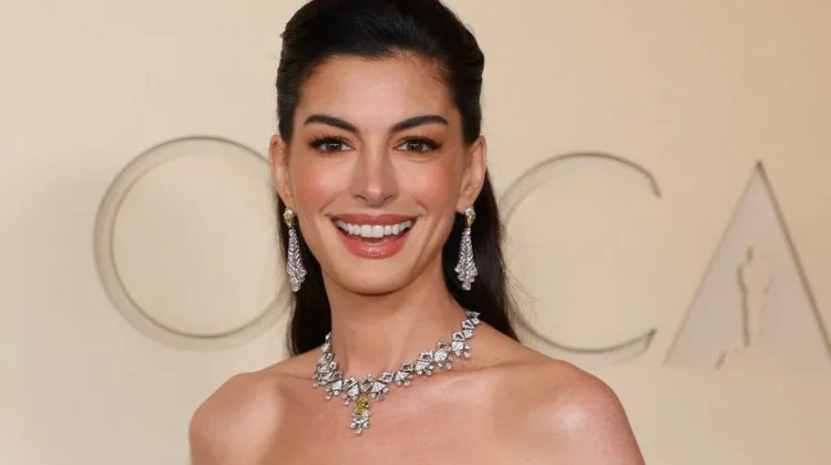 Anne Hathaway Dinobatkan Jadi Wanita Tercantik Dunia 2026