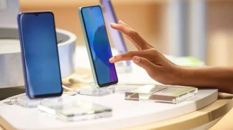 Perbedaan Handphone dan Smartphone: Fungsi, Teknologi, Kegunaannya di Era digital