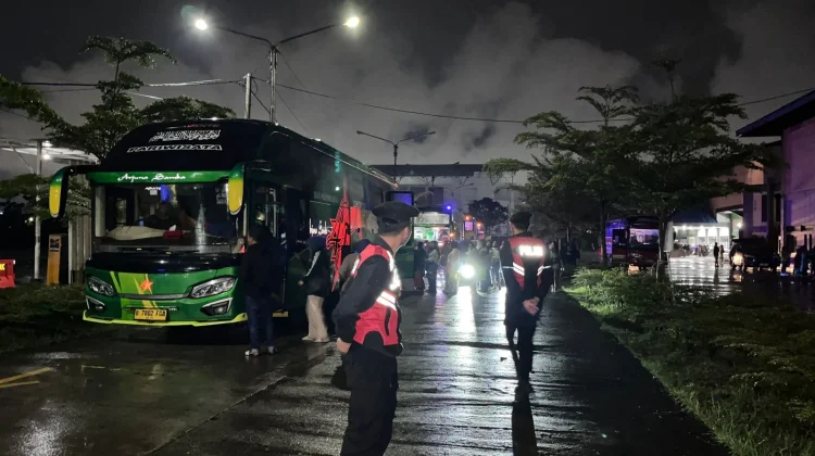 Bertolak ke Monas, Polisi Kawal Puluhan Bus Angkut Buruh Garut