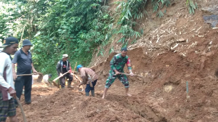 Bantu Petani Wujudkan Saluran Air, Babinsa Jalancagak Gelar Karya Bakti