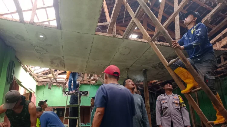 Hujan Deras, Rumah Warga di Malangbong Garut Ambruk