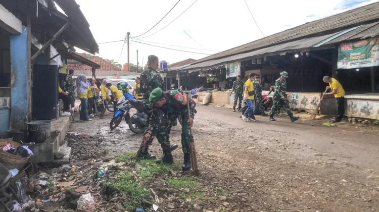 Peringati May Day, Kodim 0605/Subang, Gelar Korve Bersihkan Sampah di Pasar Terminal
