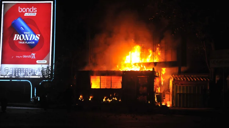 Damkar Padamkan Api Dari Bangunan yang Terbakar di Tamansari akibat Kericuhan