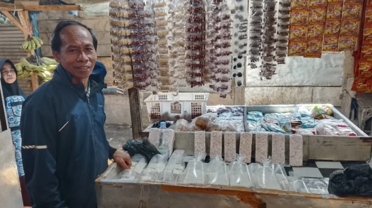 Pedagang Tahu Tempe di Pasar Singaparna Keluhkan Tingginya Harga Plastik