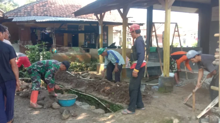 Perlancar Saluran Air, Babinsa Bersama Warga Bangun TPT
