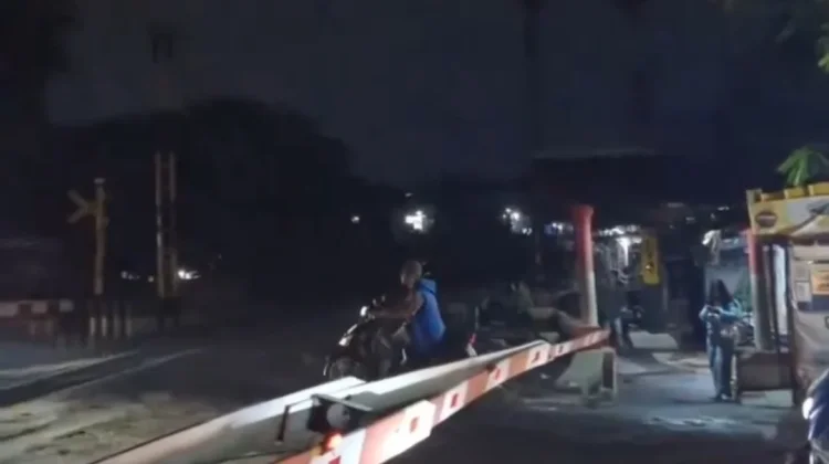 Terobos Palang Pintu Kereta KAI Daop2 Ancam Sangsi Penjara