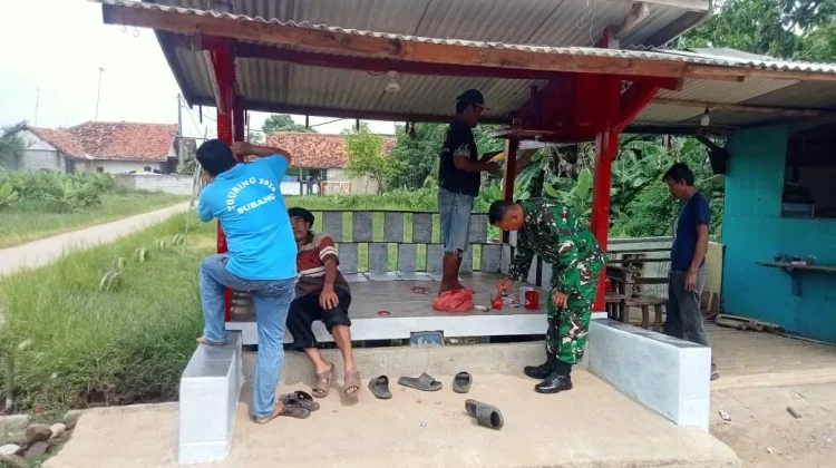 Peduli Keamanan Lingkungan, Babinsa Bersama Warga Renovasi Pos Kamling