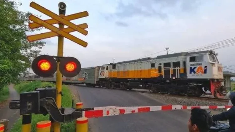 Terobos Palang Pintu Kereta, Siap-siap Dihukum Kurungan Penjara