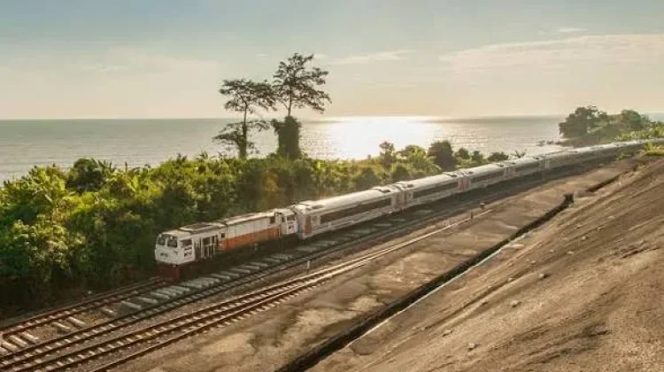 Kereta KAI Sangkuriang Banyuwangi-Bandung, 17 Jam Perjalanan Pariwisata